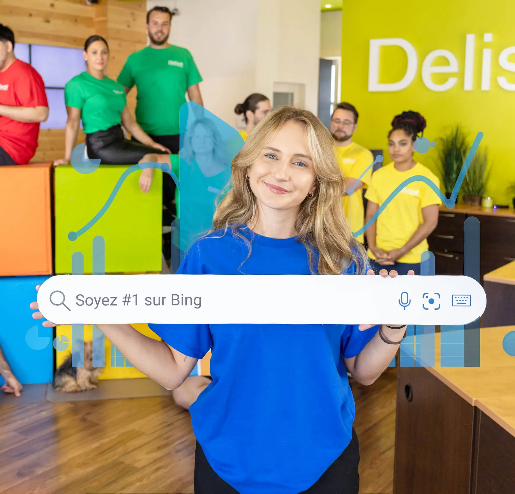 Équipe de Delisoft dans ses bureaux de Longueuil, derrière une barre de recherche « Soyez #1 sur Bing »